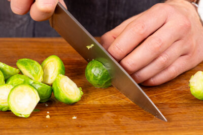 vorgekochten Rosenkohl halbieren