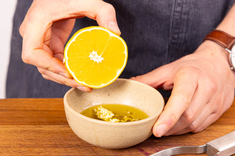 Orangenabrieb und -Saft zur Marinade geben