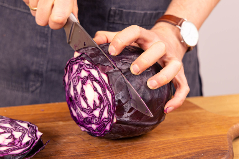 Rotkohl in Scheiben schneiden