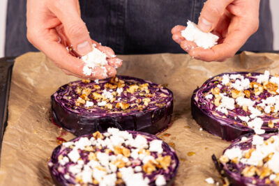 Rotkohl Steaks mit Feta und Walnüssen bebröseln