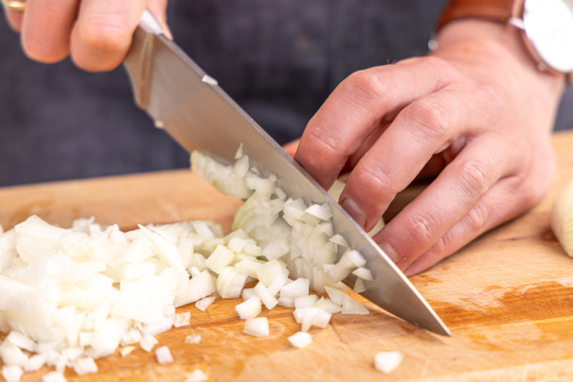 Zwiebeln würfeln