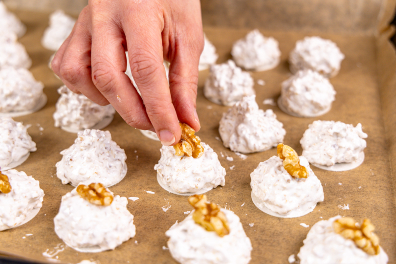 Makronen mit Walnuss dekorieren
