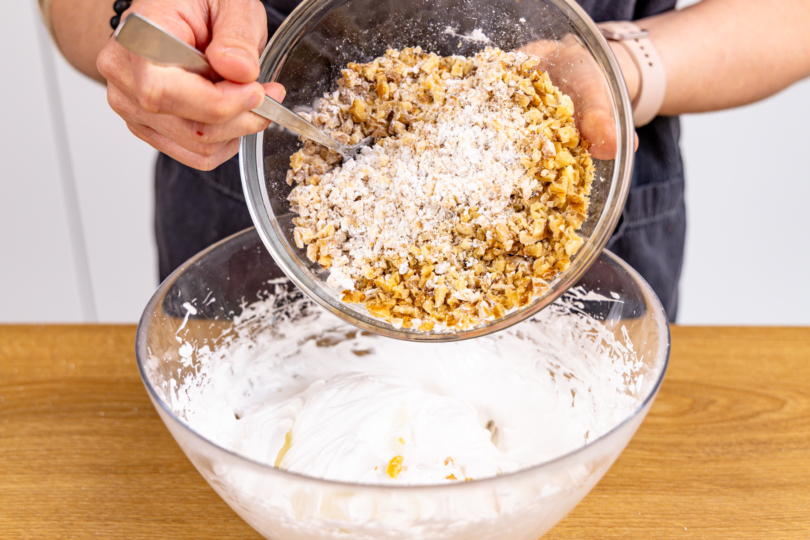 Walnüsse unter Eischnee heben