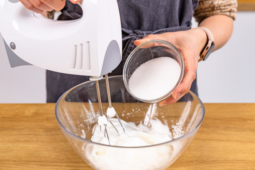 Zucker und Eiweiß aufschlagen