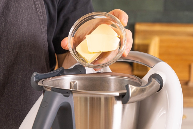Butter in den Thermomix® geben