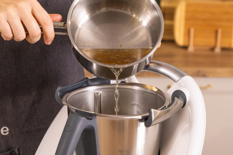 Gemüsebrühe in den Thermomix® gießen