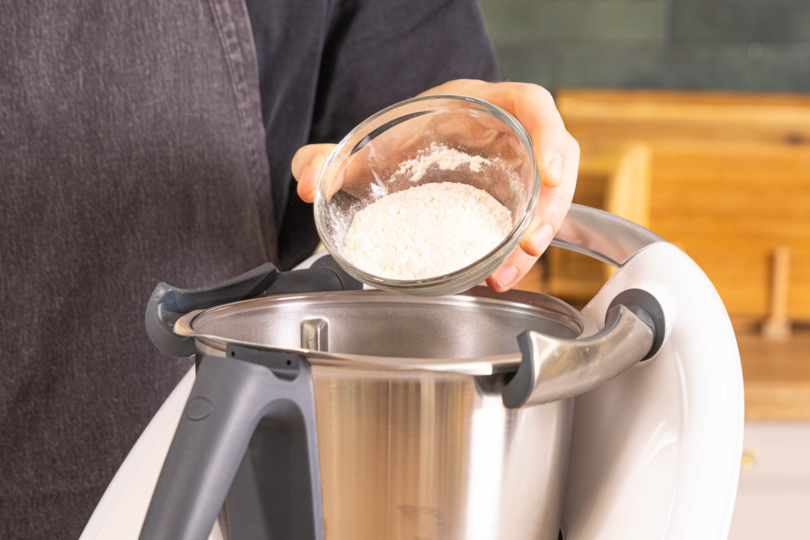 Mehl in den Thermomix® geben