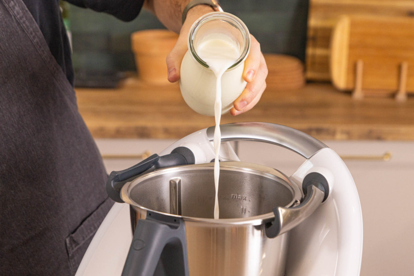 Milch in den Thermomix® geben