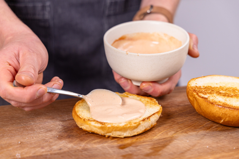 Brötchen mit Sauce bestreichen