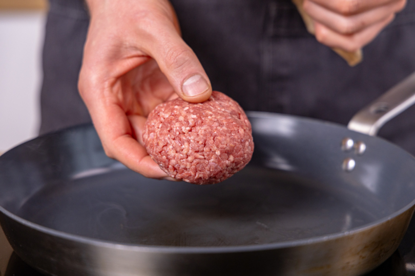 Hackfleischkugel in die Pfanne geben