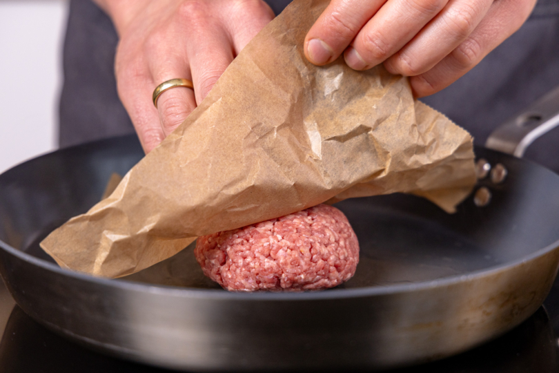 Hackfleisch mit Backpapier bedecken