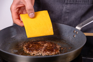 Käse auf Patty legen