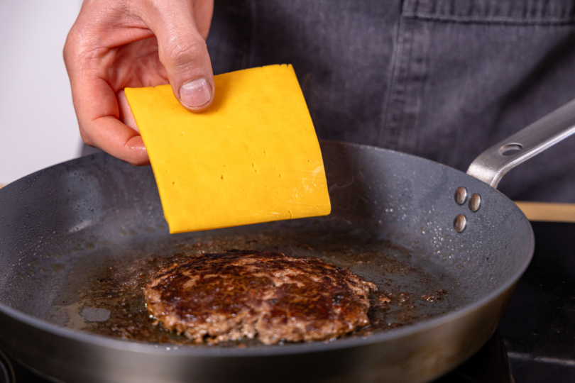 Käse auf Patty legen