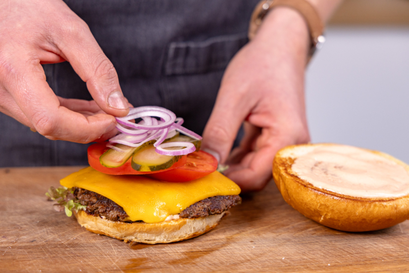Smash Burger mit Zwiebel belegen