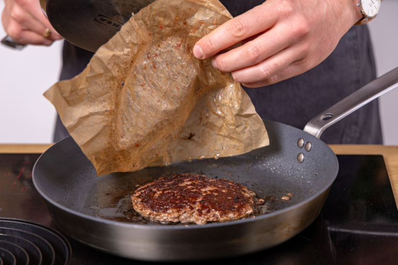 Burger Patty wenden und erneut andrücken