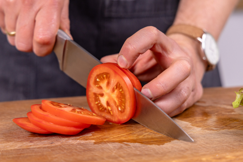 Tomate schneiden