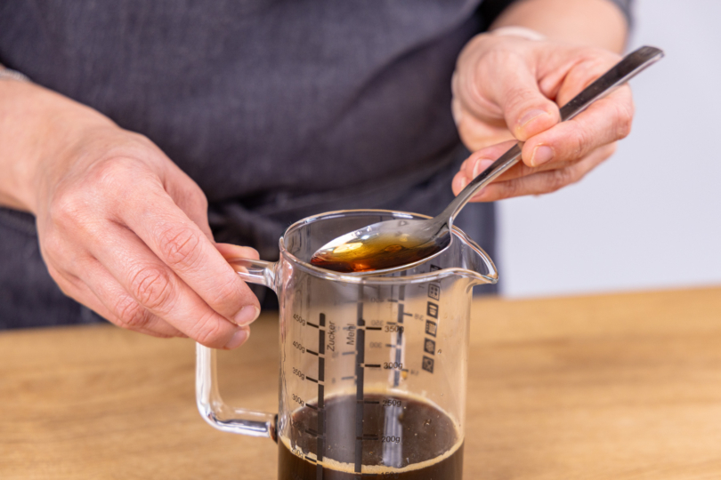 Amaretto zu Espresso geben