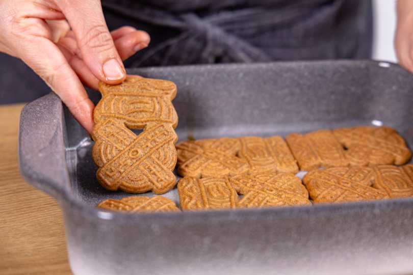 Spekulatius in Auflaufform verteilen