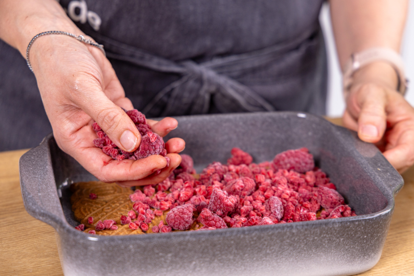 gefrorene Himbeeren darauf verteilen