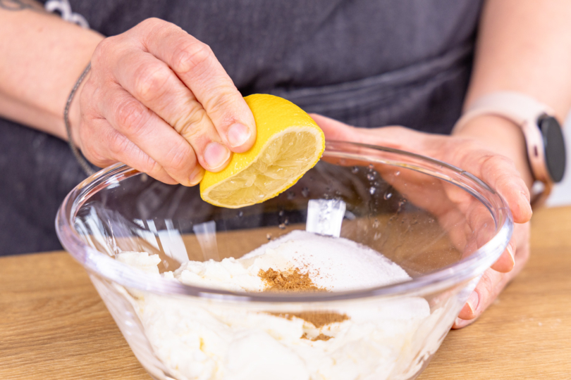 Zitronensaft dazugeben