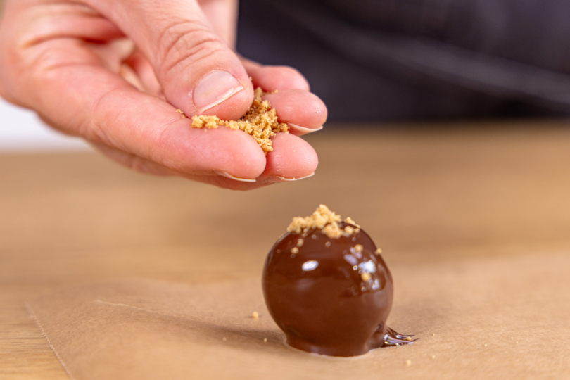 mit Bröseln dekorieren