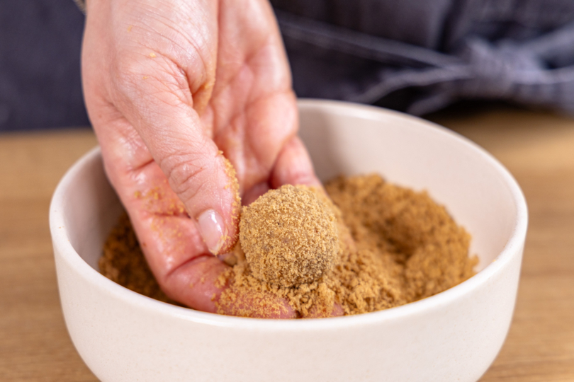 Spekulatius Kugeln in Bröseln wälzen