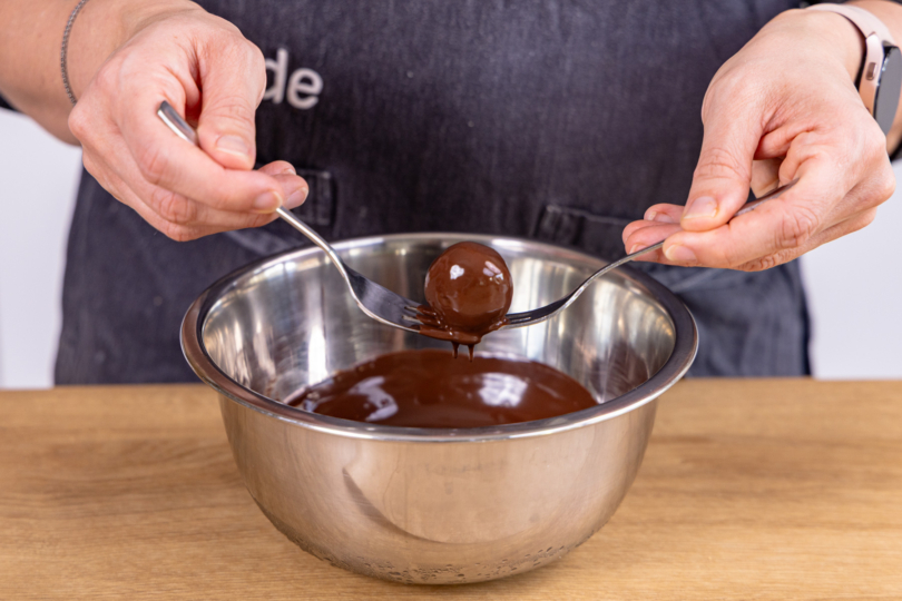 Kugeln in Kuvertüre tauchen