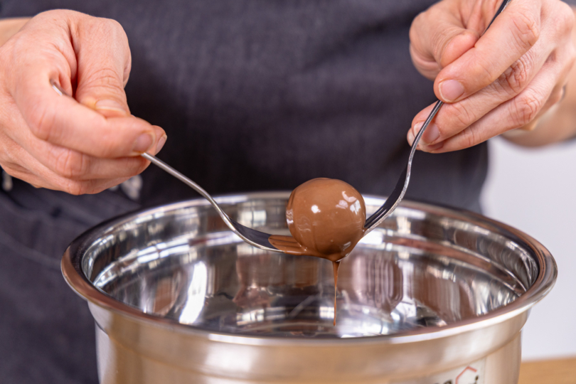 Kugeln in Schokolade tunken