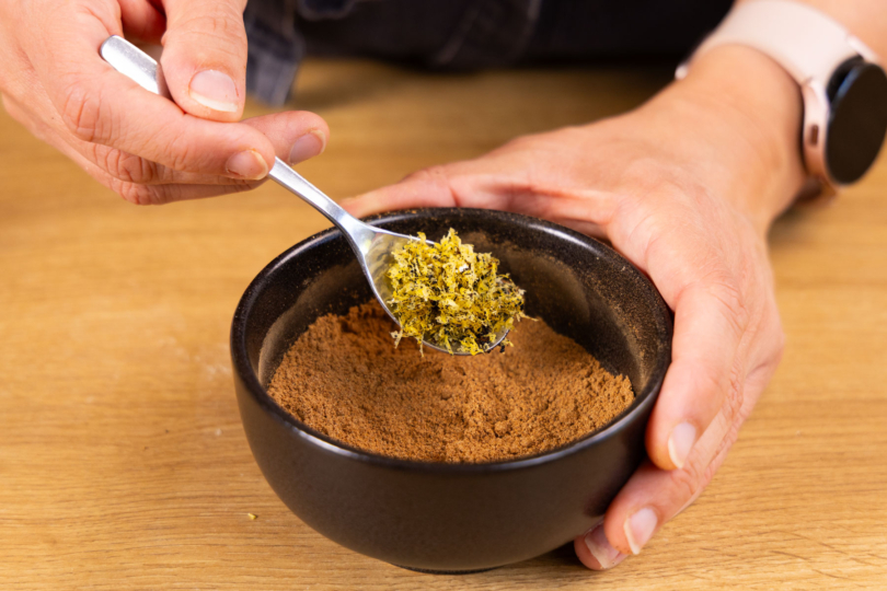 Getrocknete Zitronenschale dazugeben