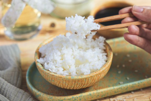 Sushi-Reis im Reiskocher zubereiten