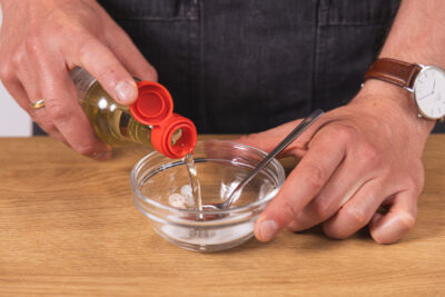 Essig und Zucker vermischen