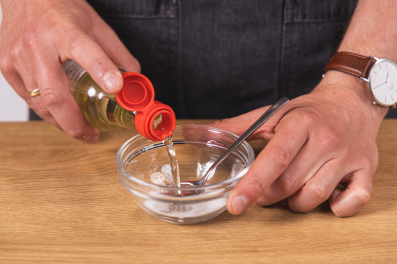 Essig und Zucker vermischen