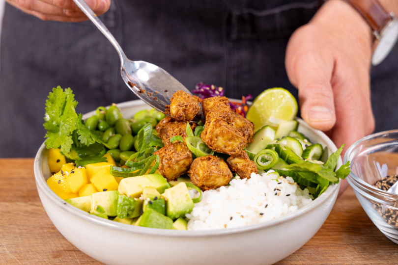 Tofu Bowl anrichten