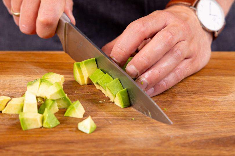 Avocado in Würfel schneiden