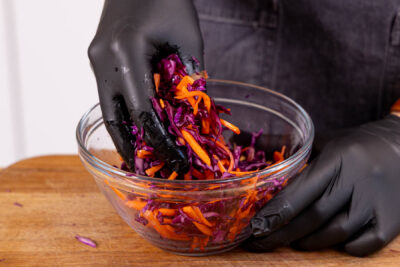 Rotkohl und Karotte in Streifen schneiden und mürbe kneten