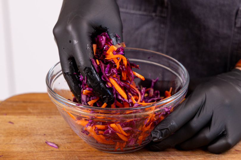 Rotkohl und Karotte in Streifen schneiden und mürbe kneten