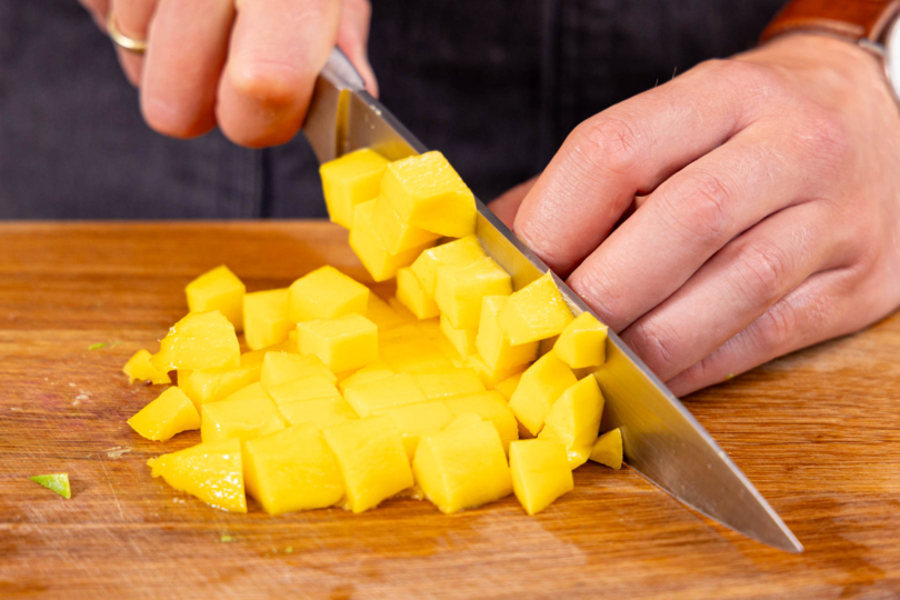 Mango schälen und in Würfel schneiden
