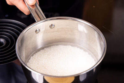 Sushireis waschen und quellen lassen