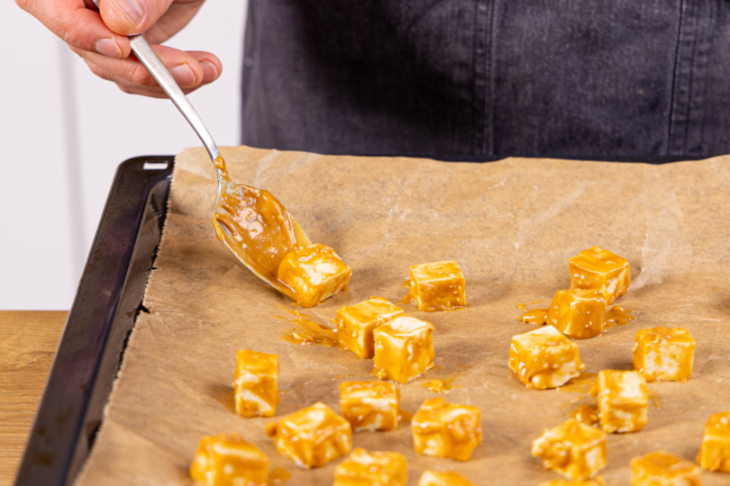 marinierten Tofu auf Backblech verteilen und backen