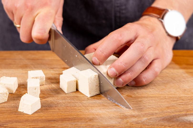 Tofu trocken tupfen und in Würfel schneiden