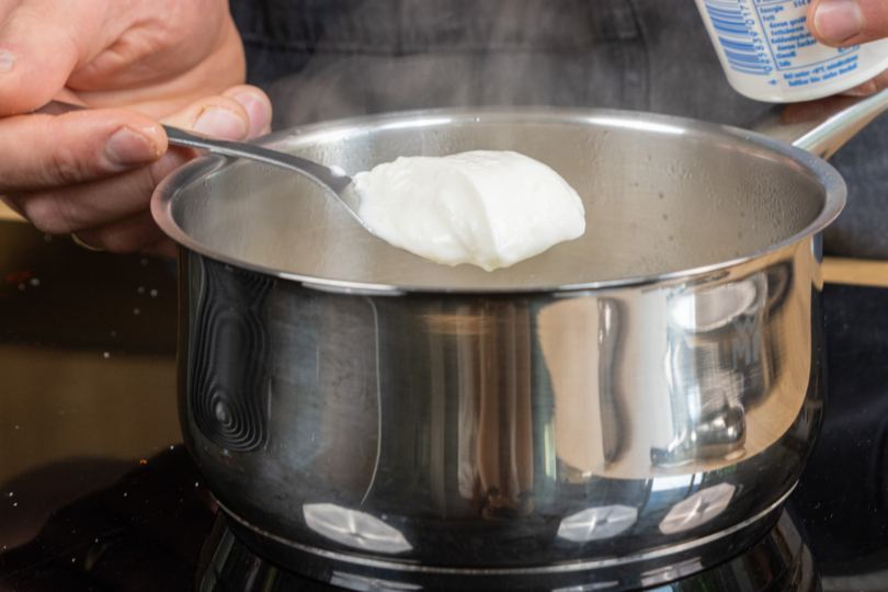 Saure Sahne dazugeben