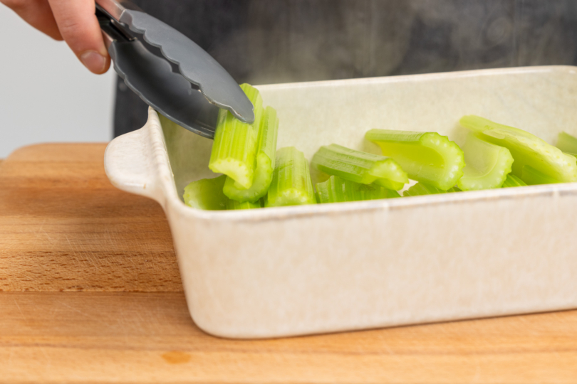 Stangensellerie in die Auflaufform legen