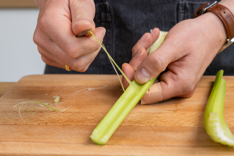 Stangensellerie schälen