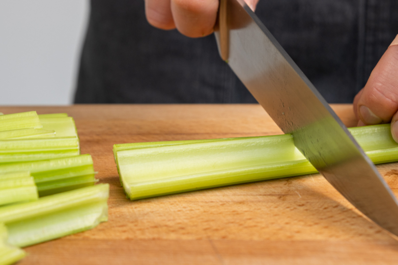 Stangensellerie in Stücke schneiden