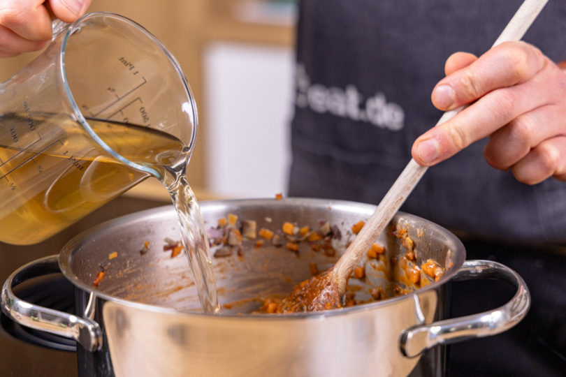 Gemüsebrühe dazu gießen