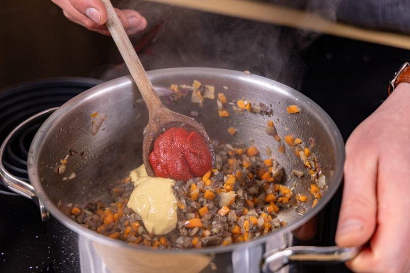 Tomatenmark dazugeben