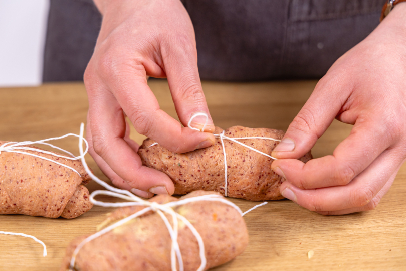 Vegane Rouladen mit Küchengarn befestigen