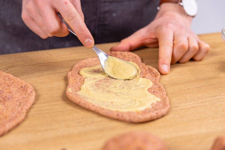 Roulade mit Senf bestreichen