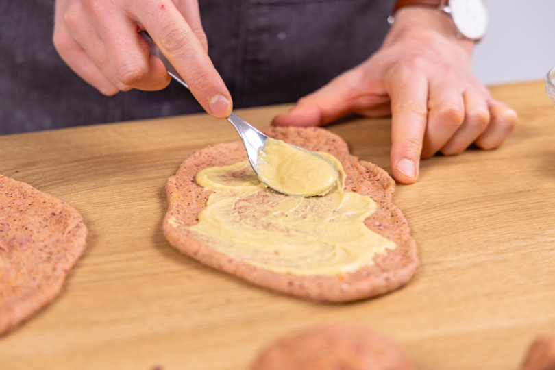 Roulade mit Senf bestreichen