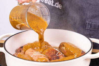 vegane Bratensauce dazugeben